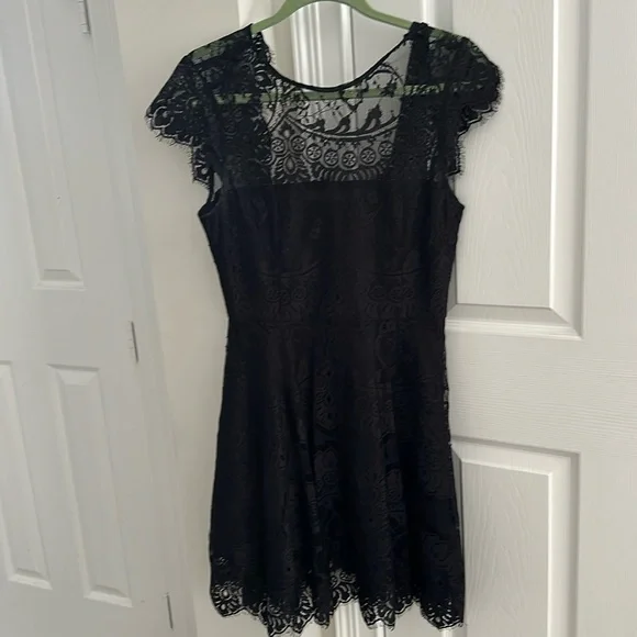 BB DAKOTA lace cocktail dress. Size 4